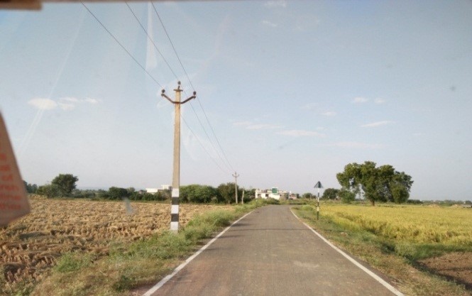 Photo 1: A view of improved road and adequate accessibility to farmers (Distt. Bundi, Rajasthan, India) photo1.jpg