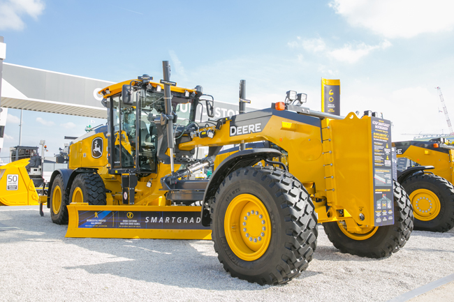 John Deere is now offering grader models in Europe John Deere-672 GP-Smartgrade-1.jpg