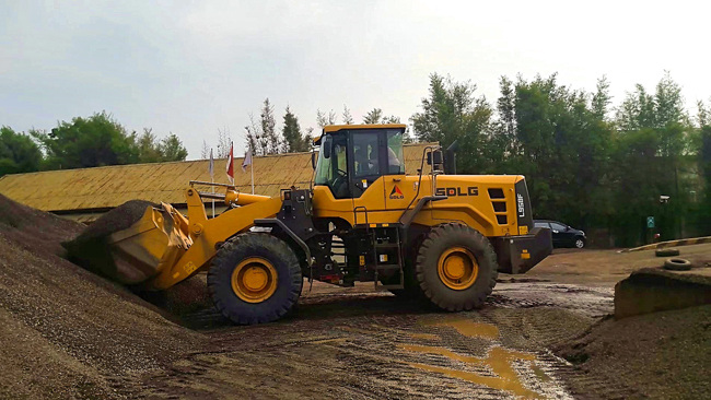 SDLG wheeled loaders are playing an important role in developing Indonesia’s road network Roadmixindo L958F.jpg