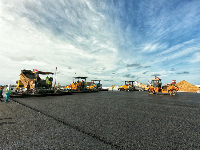 Paving work was carried out successfully in a tight schedule 多台联铺&压实.jpg