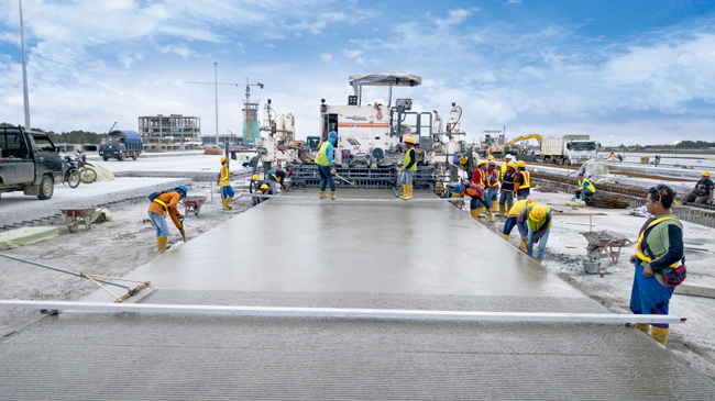 Slipforming machines from Wirtgen have been used to pave the runway, taxiways and aircraft parking facilities at Indonesia’s Yogyakarta International Airport W_photo_Jobsite_New-Yogyakarta-Airport_00002_PR.jpg