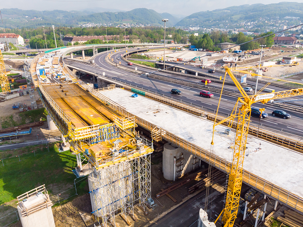 The superstructure formwork of construction stage LZ35D is supported by the high-performance Staxo 100 load-bearing tower (photo Mike Wolf) LZ35D Staxo 100 load-bearing tower