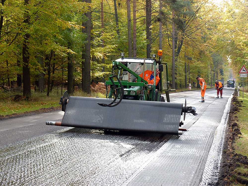 The properties of HUESKER’s HaTelit asphalt reinforcement offer key benefits even during on-site works HUESKER’s HaTelit asphalt