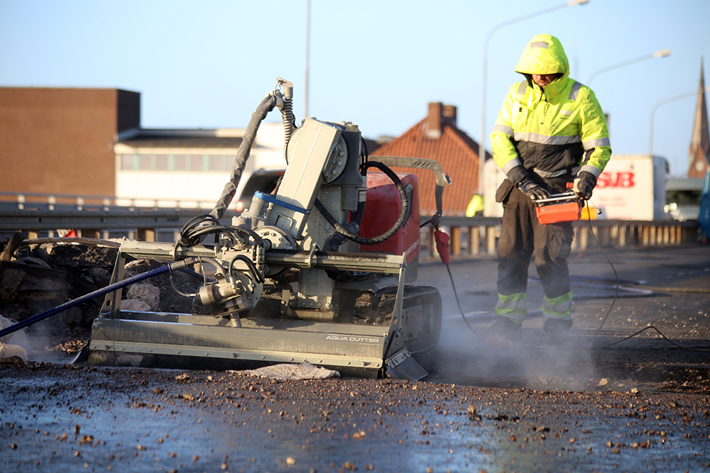 Hydro-demolition can remove as much as 75m² of bridge deck at a depth of 100mm an hour (photo courtesy of Brokk and Aquajet) Hydro-demolition