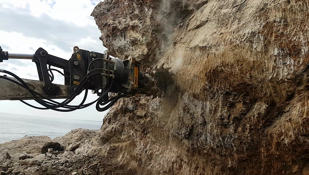 Cutting it in Corsica: MB’s R500 drum cutter working on the cliffside MB’s R500 drum cutter
