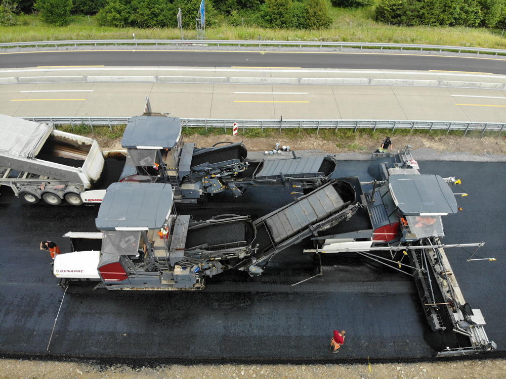 Dynapac is offering a new SwingApp conveyor system for its proven MF2500CS material transfer vehicle Dynapac SwingApp conveyor