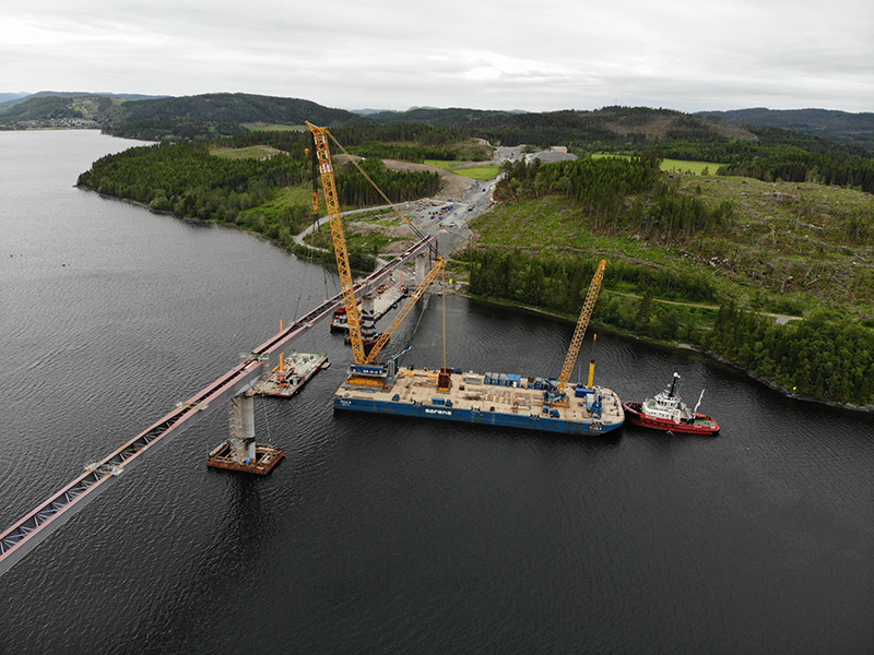 Sarens barged the bridge segments from Malm to the construction site (photo courtesy Sarens) Sarens barged the bridge segments