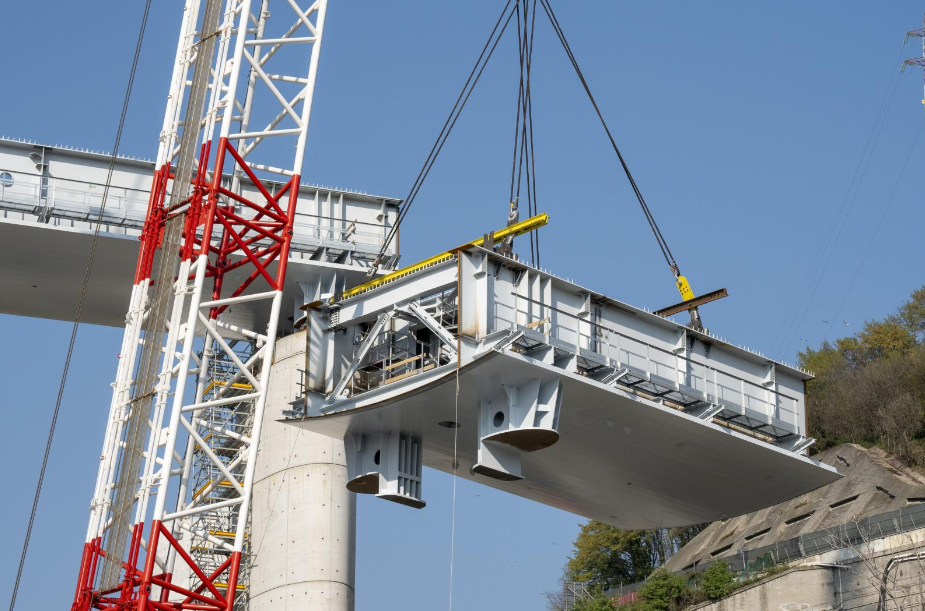 Another bridge deck section is carefully lifted into place (photo courtesy Salini Impregilo/PerGenova) Another bridge deck section is carefully lifted into place (photo courtesy Salini Impregilo/PerGenova)