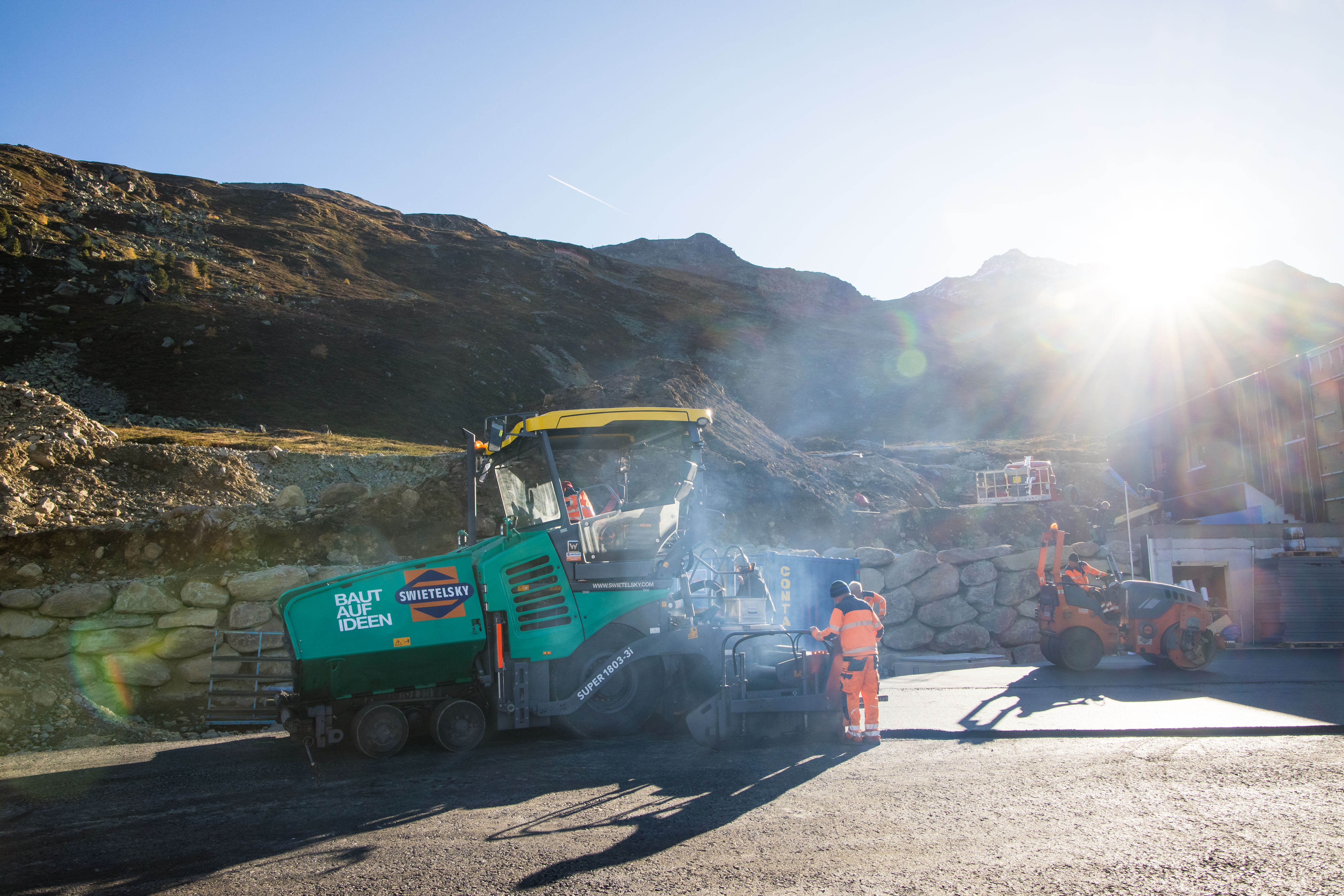 The SUPER 1803-3i masters tight bends, steep slopes and can drive to the site under its own power