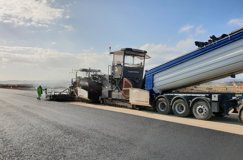 Dynapac MTVs and pavers were used in a train to ensure a continuous supply of material Dynapac MTVs and pavers were used in a train to ensure a continuous supply of material