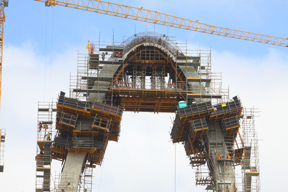 With a height of 100m, it stands out also because of its distinctive arch shape arch of innovation