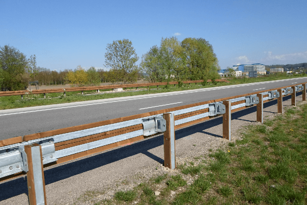 The T40 system consists of two half-logs reinforced at the back with a steel U-channel The T40 system consists of two half-logs reinforced at the back with a steel U-channel