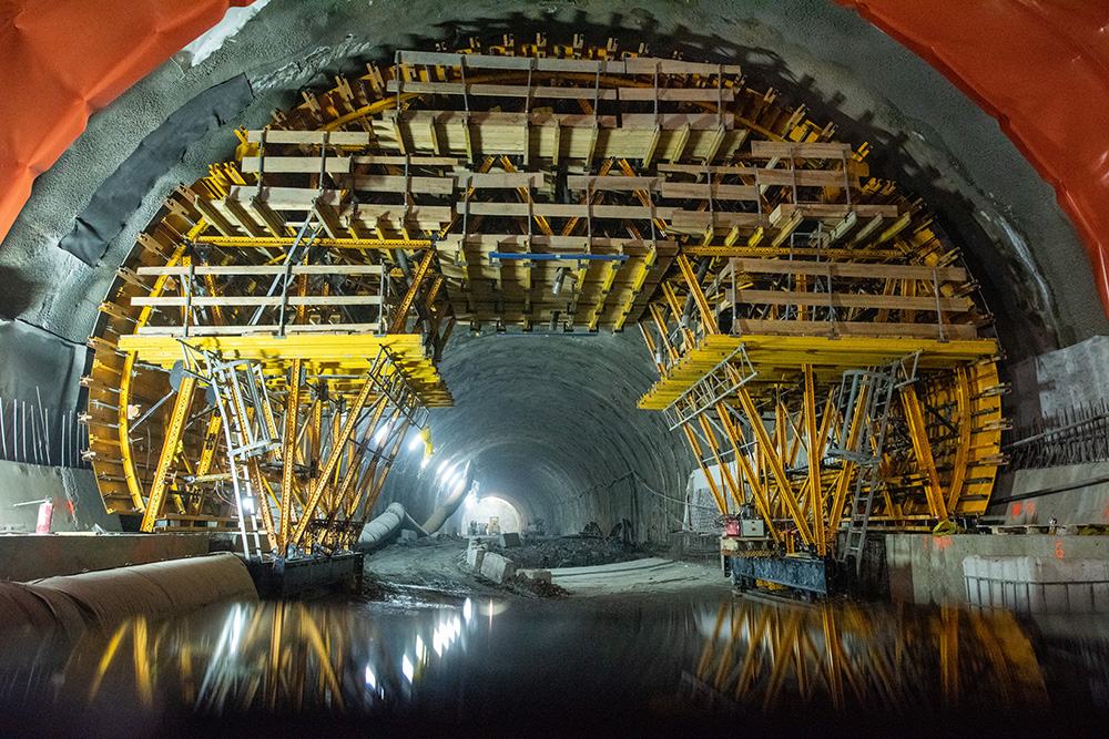 After pouring each 6.25m section, the carriage was easily advanced with a hydraulic system (photo courtesy Ulma) After pouring each 6.25m section, the carriage was easily advanced with a hydraulic system (photo courtesy Ulma)