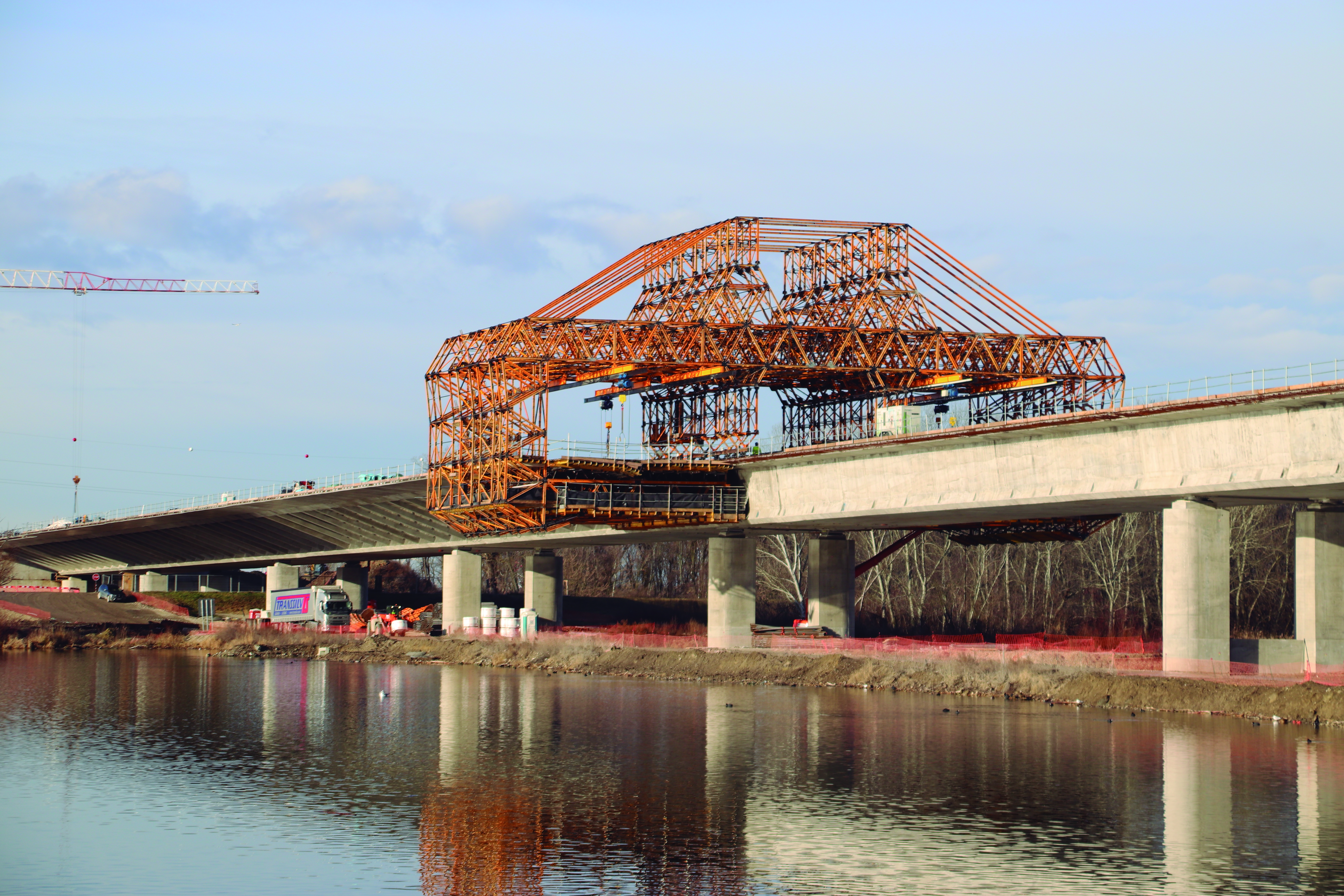 ULMA provided engineering solutions and material for the deck flanges, pier segments and piers