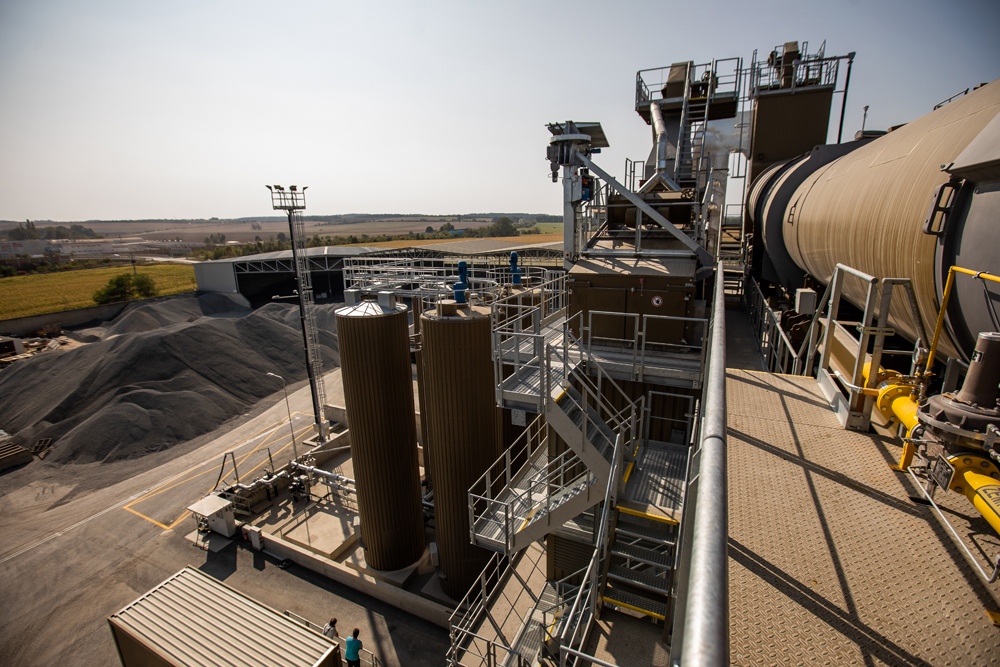 An Ammann asphalt plant is helping deliver mix for an important highway project in the Czech Republic An Ammann asphalt plant is helping deliver mix for an important highway project in the Czech Republic