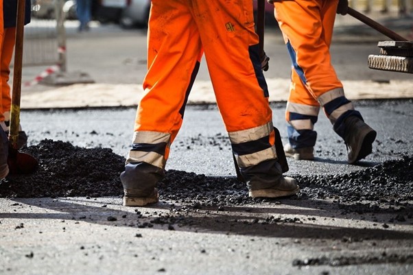 Hot to trot for warm mix: less risk to workers of burns, fumes and poor visibility when wearing safety eyewear (image courtesy Highways England)