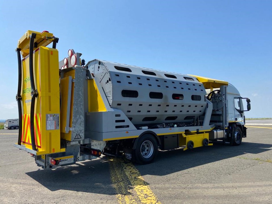 The King Highway vehicle with its revolver-style drum for putting out and collecting cones (image courtesy of King Highway) The King Highway vehicle with its revolver-style drum for putting out and collecting cones (image courtesy of King Highway)