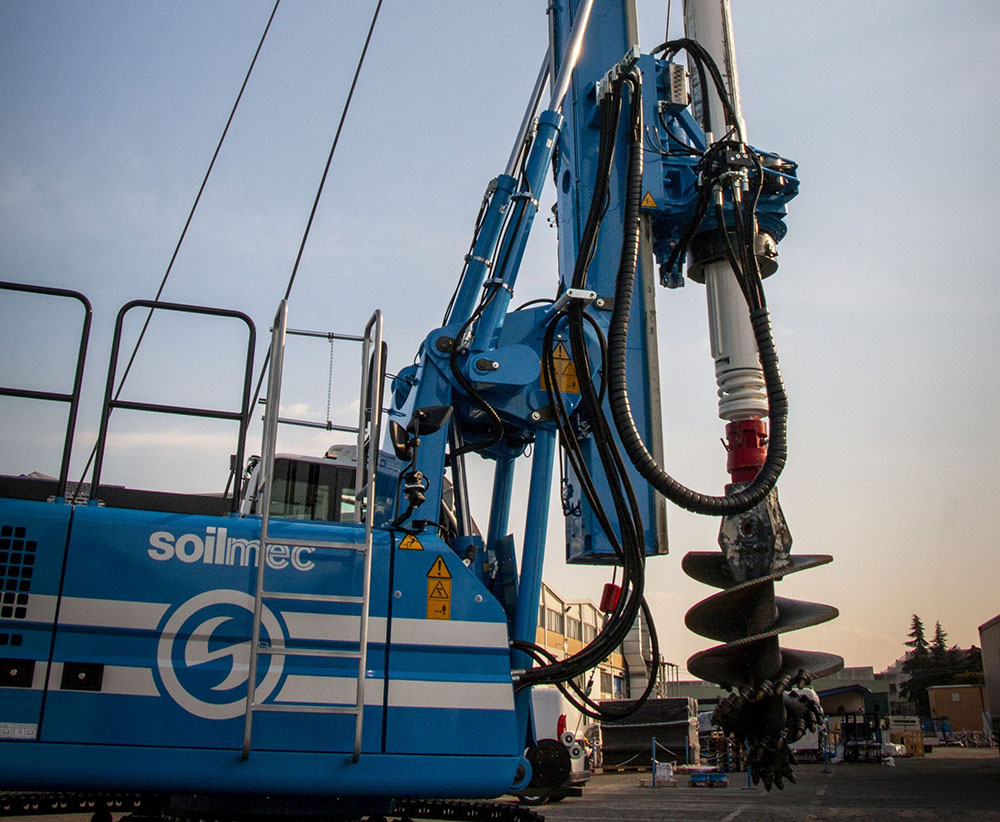 A heavy-duty undercarriage and a counterweight of 3,250kg allow the Eagle to feature an agile turret with a tail swing radius of 3,335mm A heavy-duty undercarriage and a counterweight of 3,250kg allow the Eagle to feature an agile turret with a tail swing radius of 3,335mm
