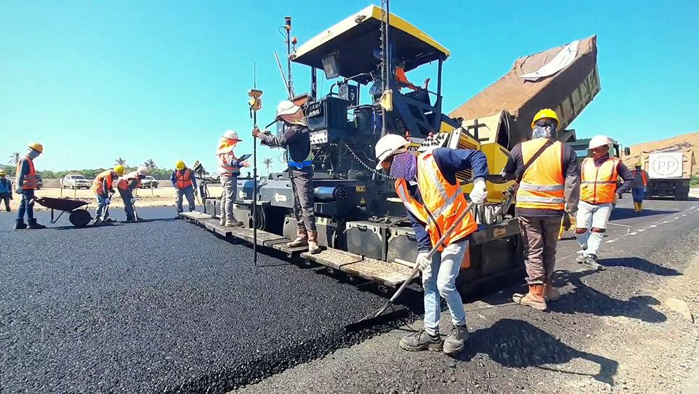 The pavers worked in echelon to ensure an effective hot-to-hot paving bond The pavers worked in echelon to ensure an effective hot-to-hot paving bond