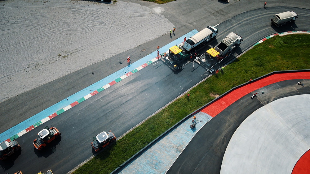 Paving was carried out in echelon to ensure a quality surface Paving was carried out in echelon to ensure a quality surface