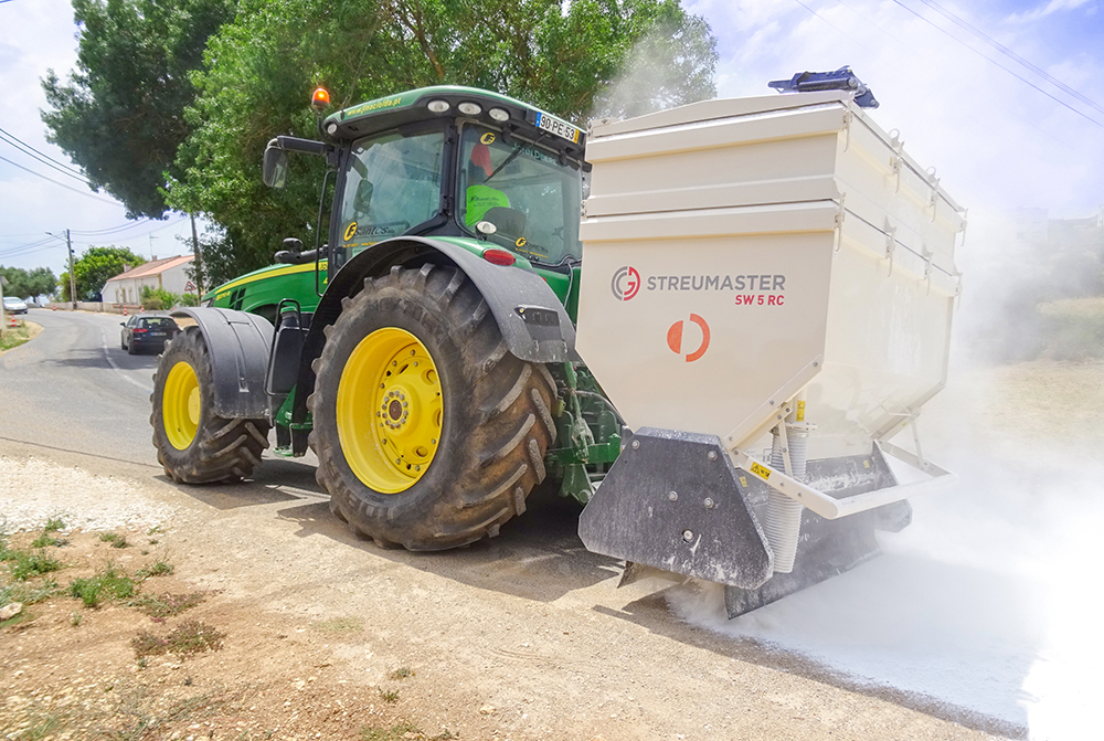 A Streumaster spreader unit was fitted to a John Deere tractor A Streumaster spreader unit was fitted to a John Deere tractor