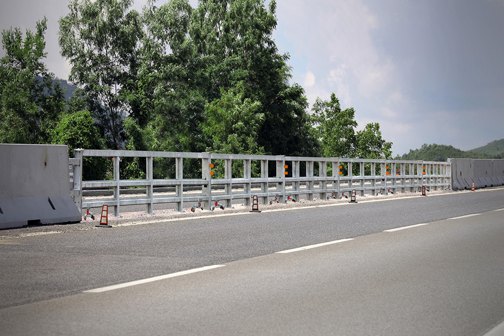 The new Titanus barrier gate from Italian firm SMA Road Safety is lightweight, making it suitable for use on bridges and viaducts The new Titanus barrier gate from Italian firm SMA Road Safety is lightweight, making it suitable for use on bridges and viaducts