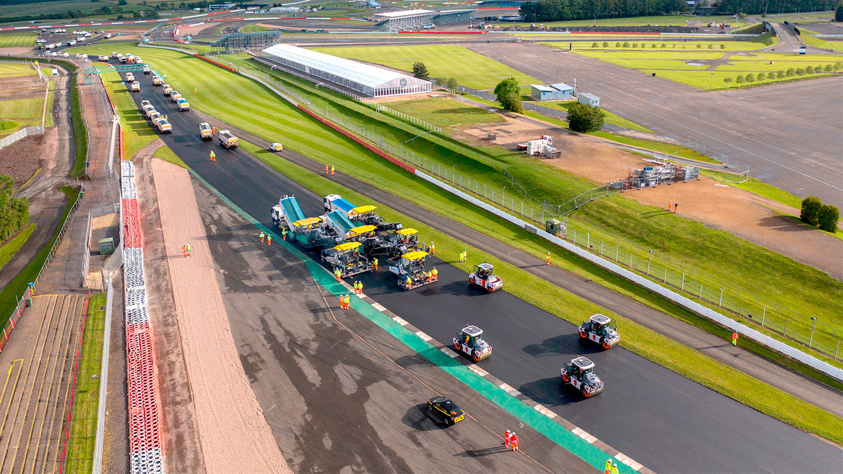 Vögele material feeders and pavers were used to pave in echelon, with compaction using Hamm rollers for the Silverstone job Vögele material feeders and pavers were used to pave in echelon, with compaction using Hamm rollers for the Silverstone job