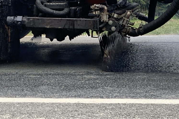 A modified spray bar has two sets of nozzles for the two-component epoxy bitumen system A modified spray bar has two sets of nozzles for the two-component epoxy bitumen system