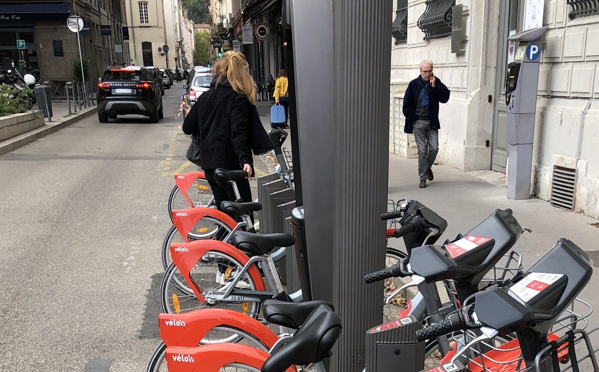 Lyon, like other cities, is branding the region’s network of express cycle pathways - Les Voies Lyonnaises - with logos, images and maps to encourage what are called “hesitant cyclists” (image courtesy David Arminas)