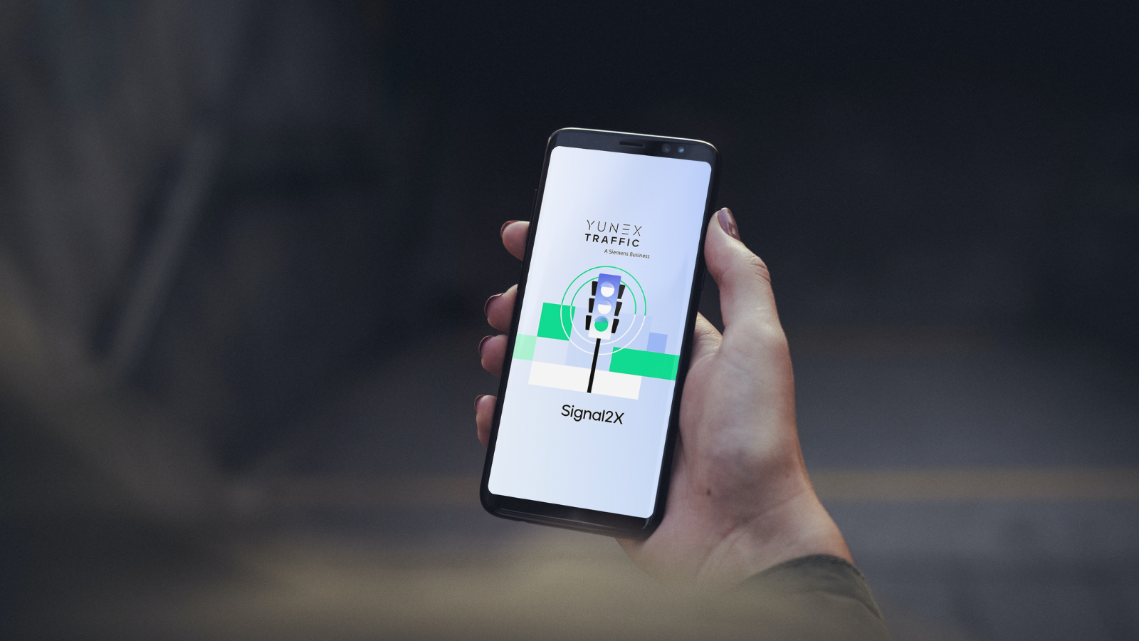 Drivers, cyclists, buses and trams receive the green time forecasts in real time via the Signal2X smartphone app, which was presented for the first time at the recent Intertraffic 2022 Amsterdam