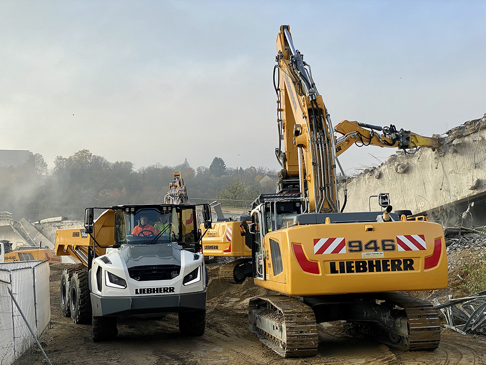 Three new TA 230 articulated dump trucks were used to ensure fast and safe removal of the bridge debris from the site Three new TA 230 articulated dump trucks were used to ensure fast and safe removal of the bridge debris from the site