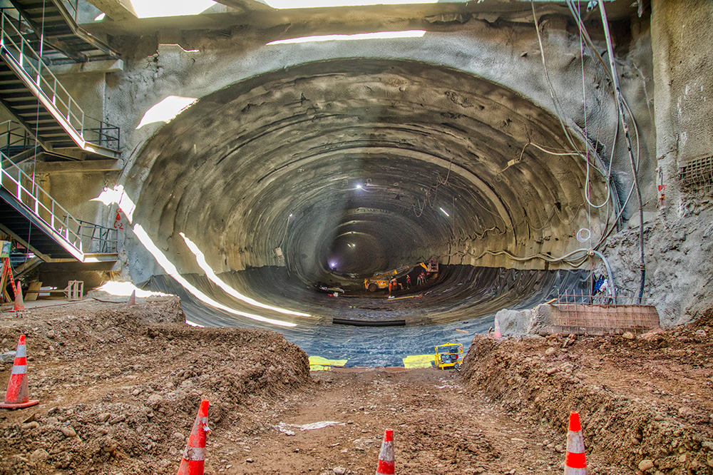 Boca sur Escriva de Balaguer : The bored sections of the route are secured using roofbolting and then sprayed with shotcrete Boca sur Escriva de Balaguer : The bored sections of the route are secured using roofbolting and then sprayed with shotcrete