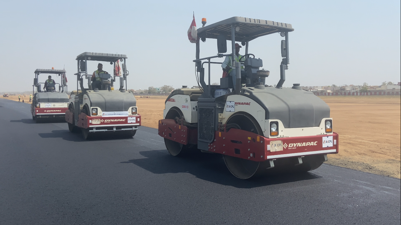 Dynapac models included a CP275 PTR rubber-tyred compactor, CC425 tandem rollers and a SD2530CS paver