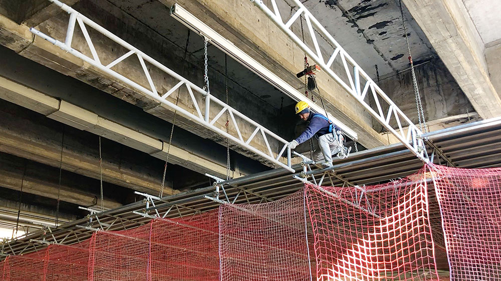 The system consists of 25cm or 45cm aluminium or steel lattice girders connected by patented pins and spring pins The system consists of 25cm or 45cm aluminium or steel lattice girders connected by patented pins and spring pins