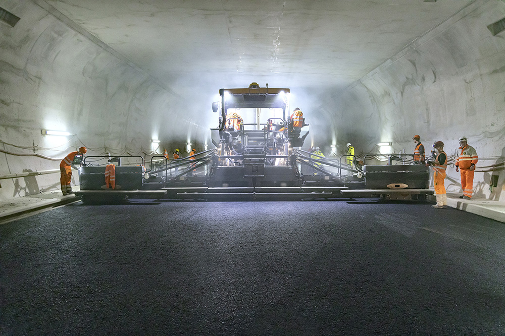 A wide screed set-up allowed the Vögele paver to deliver a quality asphalt surface with a single pass and no join A wide screed set-up allowed the Vögele paver to deliver a quality asphalt surface with a single pass and no join