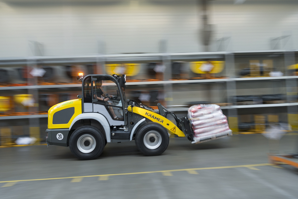 Due to the all-wheel steering, Kramer’s all-wheel steered electric wheel loader 5055e is extremely manoeuvrable Due to the all-wheel steering, Kramer’s all-wheel steered electric wheel loader 5055e is extremely manoeuvrable