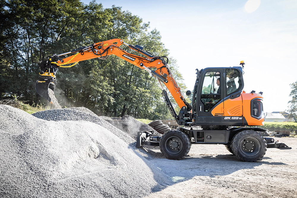 Doosan’s DX100W-7 is in the 10-tonne weight class which is new to the Doosan range Doosan’s DX100W-7 is in the 10-tonne weight class which is new to the Doosan range