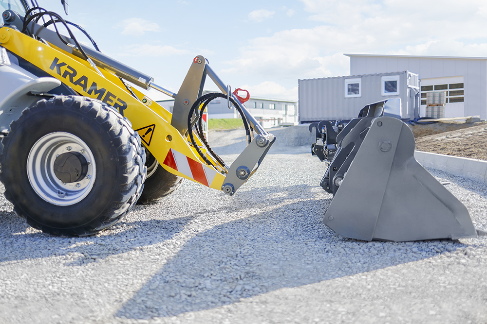 The dimensions of both quick-hitch systems are identical, so that existing attachments can continue to be used The dimensions of both quick-hitch systems are identical, so that existing attachments can continue to be used