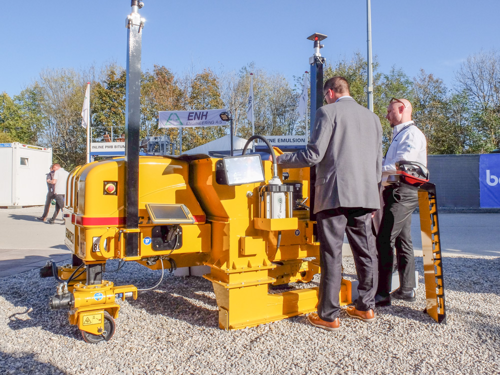 GOMACO’s compact electric slipformer offers efficient working GOMACO’s compact electric slipformer offers efficient working