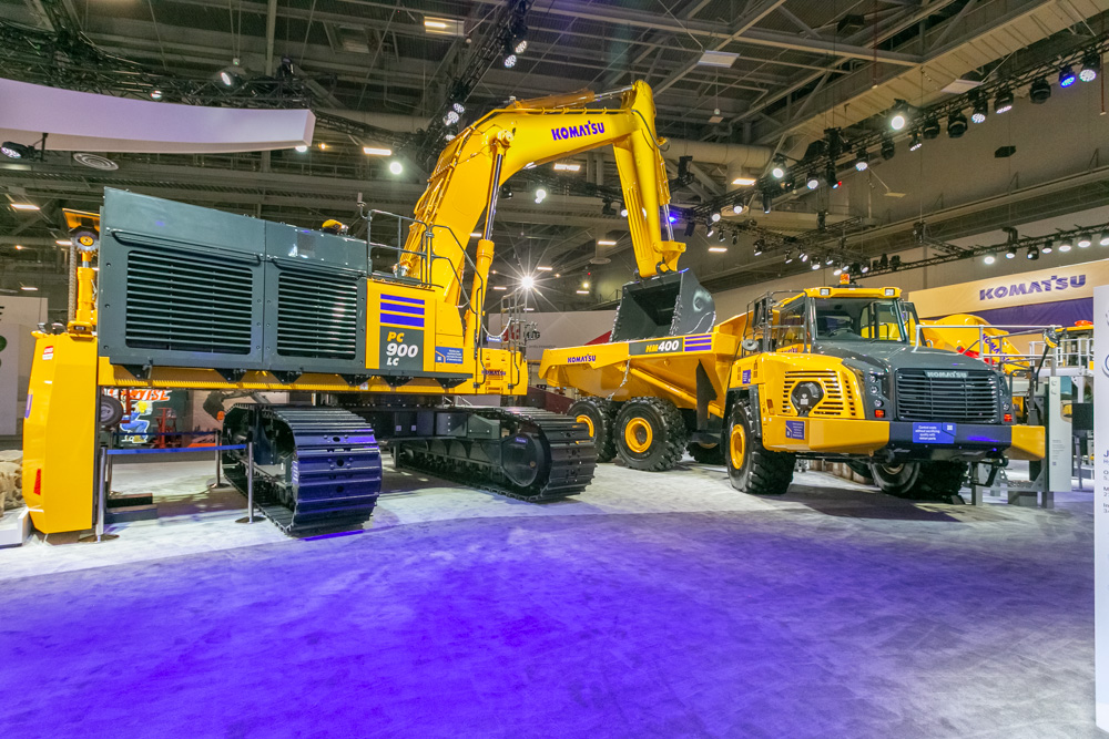 Komatsu’s big PC900LC-11 is shown for the first time in North America Komatsu’s big PC900LC-11 is shown for the first time in North America