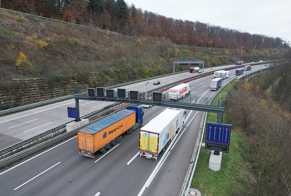 The set-up consists of four display cross-sections with LED variable VMS, eight pole installations for VMS or camera technology as well as 12 route stations (image courtesy Autobahn GmbH Niederlassung Südwest) The set-up consists of four display cross-sections with LED variable VMS, eight pole installations for VMS or camera technology as well as 12 route stations (image courtesy Autobahn GmbH Niederlassung Südwest)