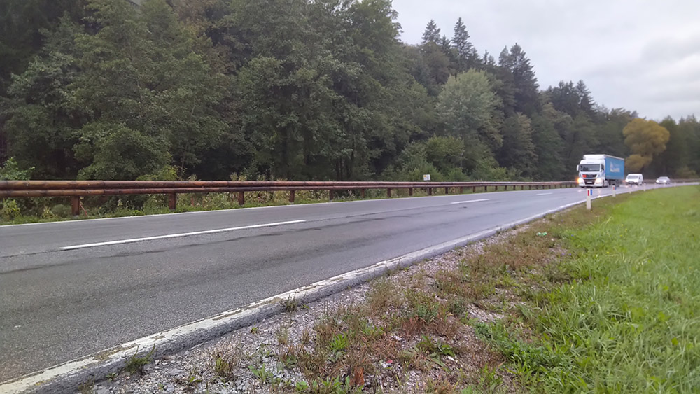 Tertu’s T32 steel-backed timber barriers were recently installed to separate and protect a bicycle path from the main road into Velenje city (image courtesy Tertu) Tertu’s T32 steel-backed timber barriers were recently installed to separate and protect a bicycle path from the main road into Velenje city (image courtesy Tertu)