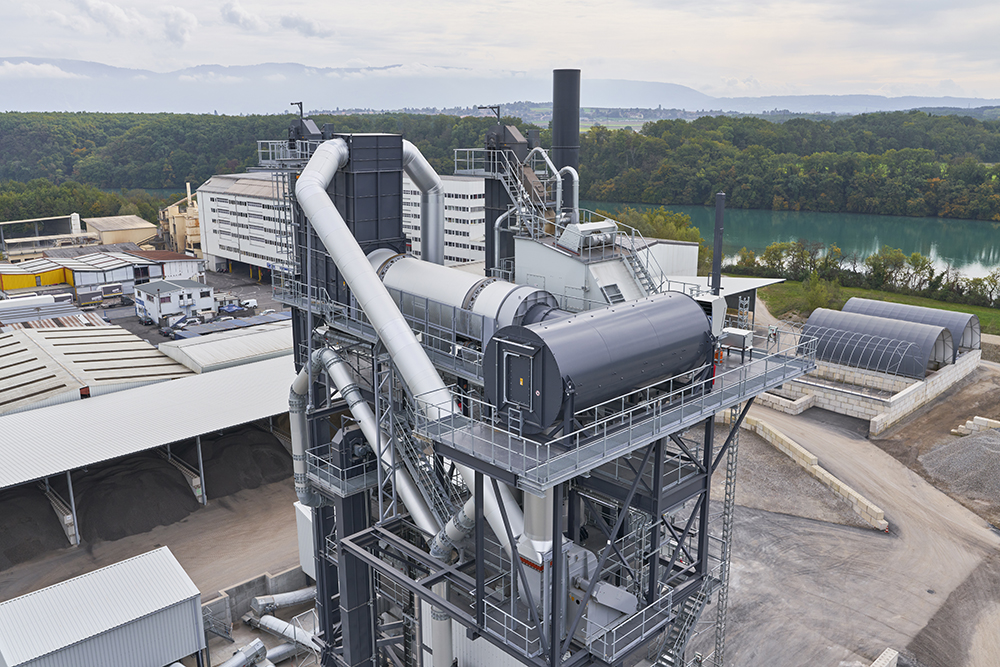 Fig. 2: Benninghoven plant with a hot gas generator for the production of asphalt from up to 100% milled material. (Source: Wirtgen Group) Fig. 2: Benninghoven plant with a hot gas generator for the production of asphalt from up to 100% milled material. (Source: Wirtgen Group)