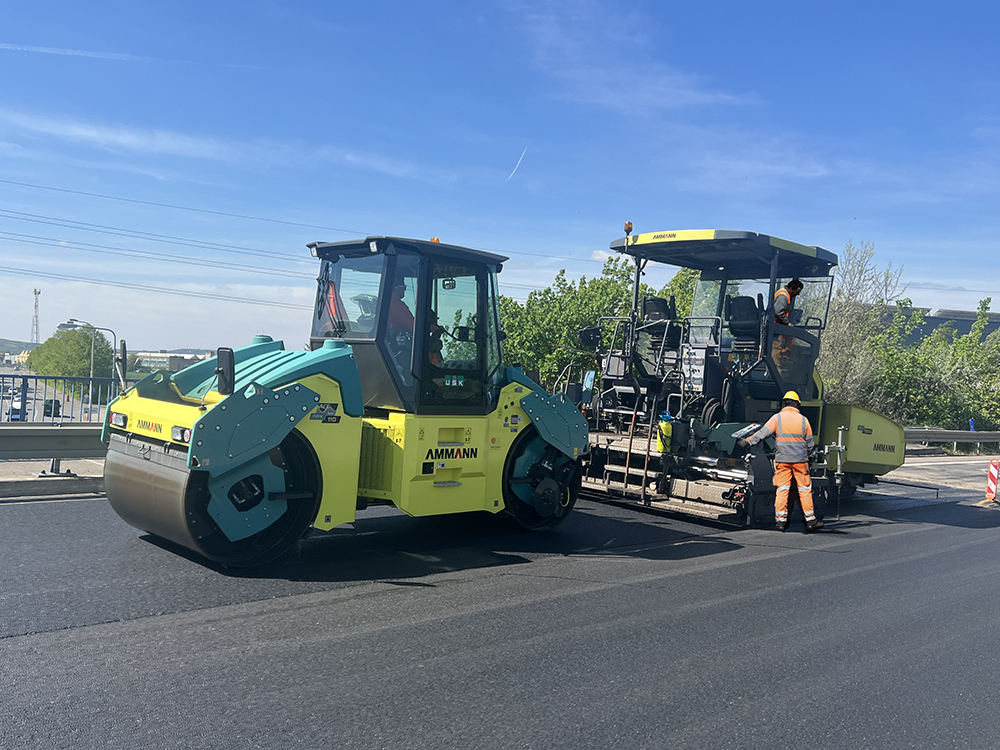 An Ammann twin drum roller has carried out a tricky asphalt compaction job on a bridge in the Czech Republic