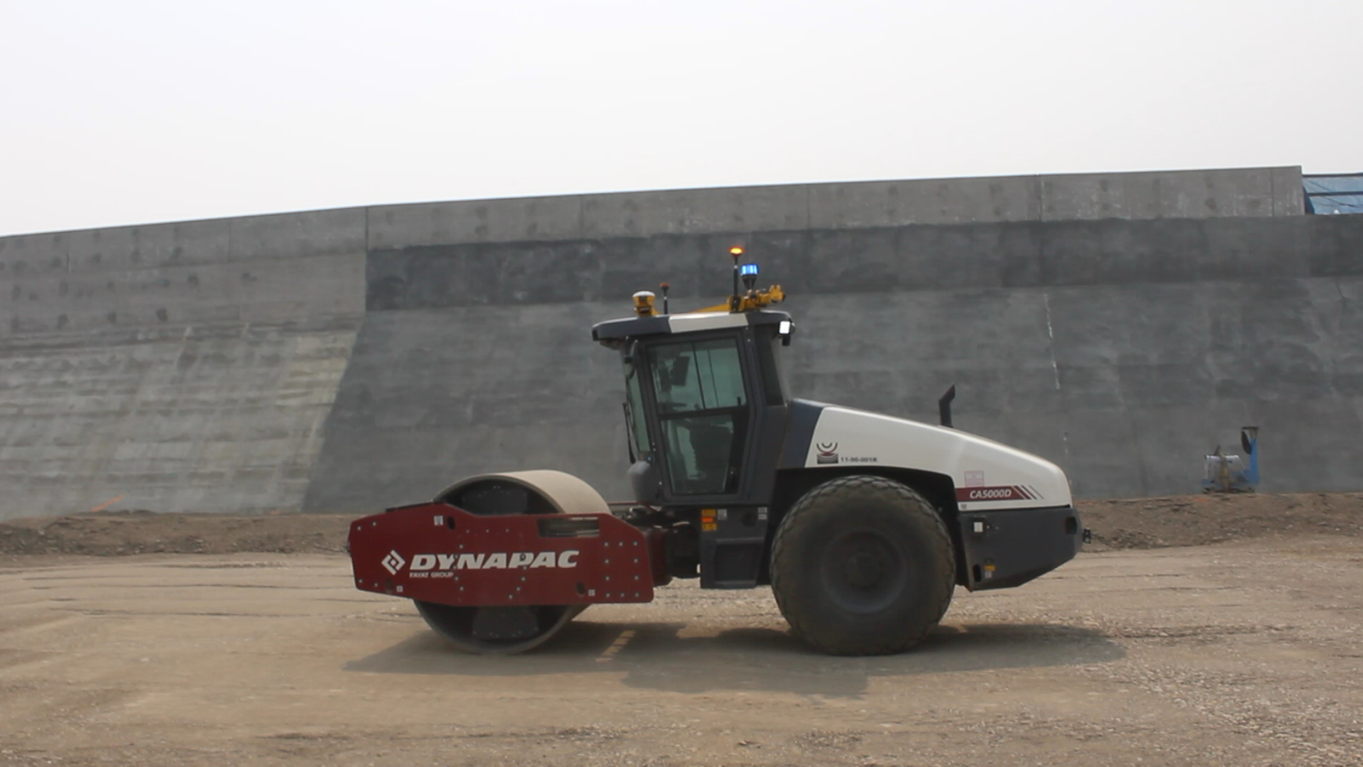 An autonomous Dynapac soil compactor equipped with Trimble technology has been used in Canada
