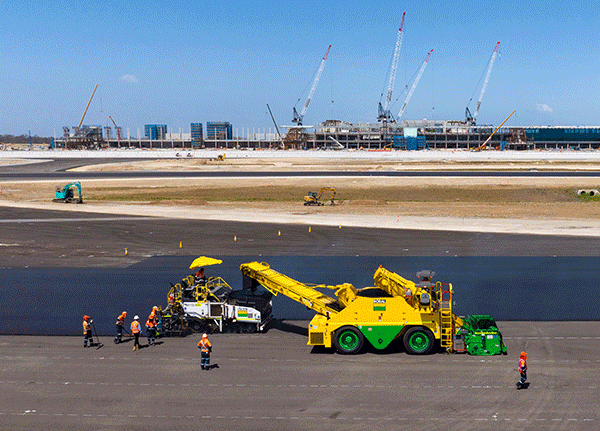 When fully laden, the SB-3000 can store more than 30 tonnes of product and there is also four-wheel steering – including crab steering (image courtesy Astec/Boral)