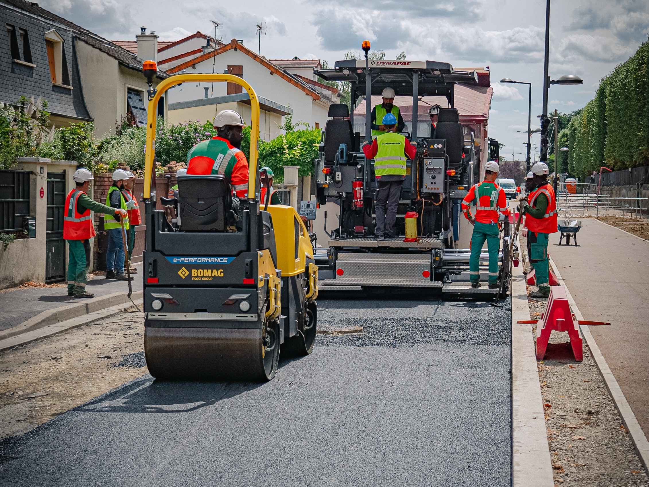 The electric BOMAG compactor worked directly behind the electric Dynapac paver