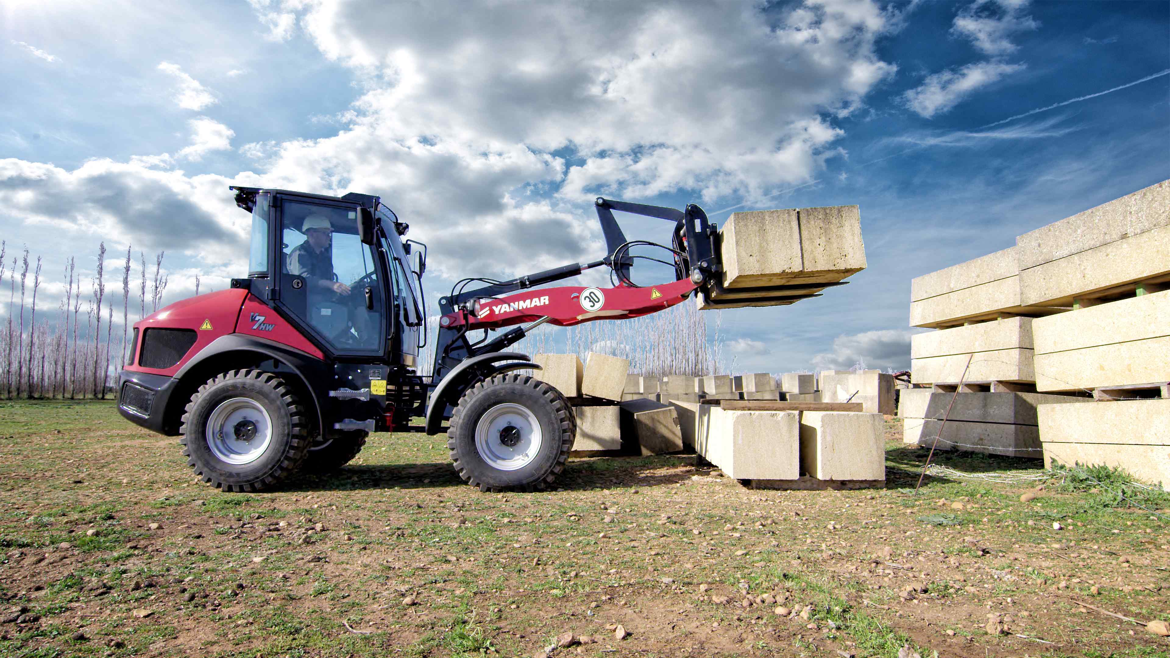 With a total height less than 2.5m, a width of 1,850mm (with bucket) and an overall length of just 5,238mm, the V7/V7-HW can fit inside a standard container