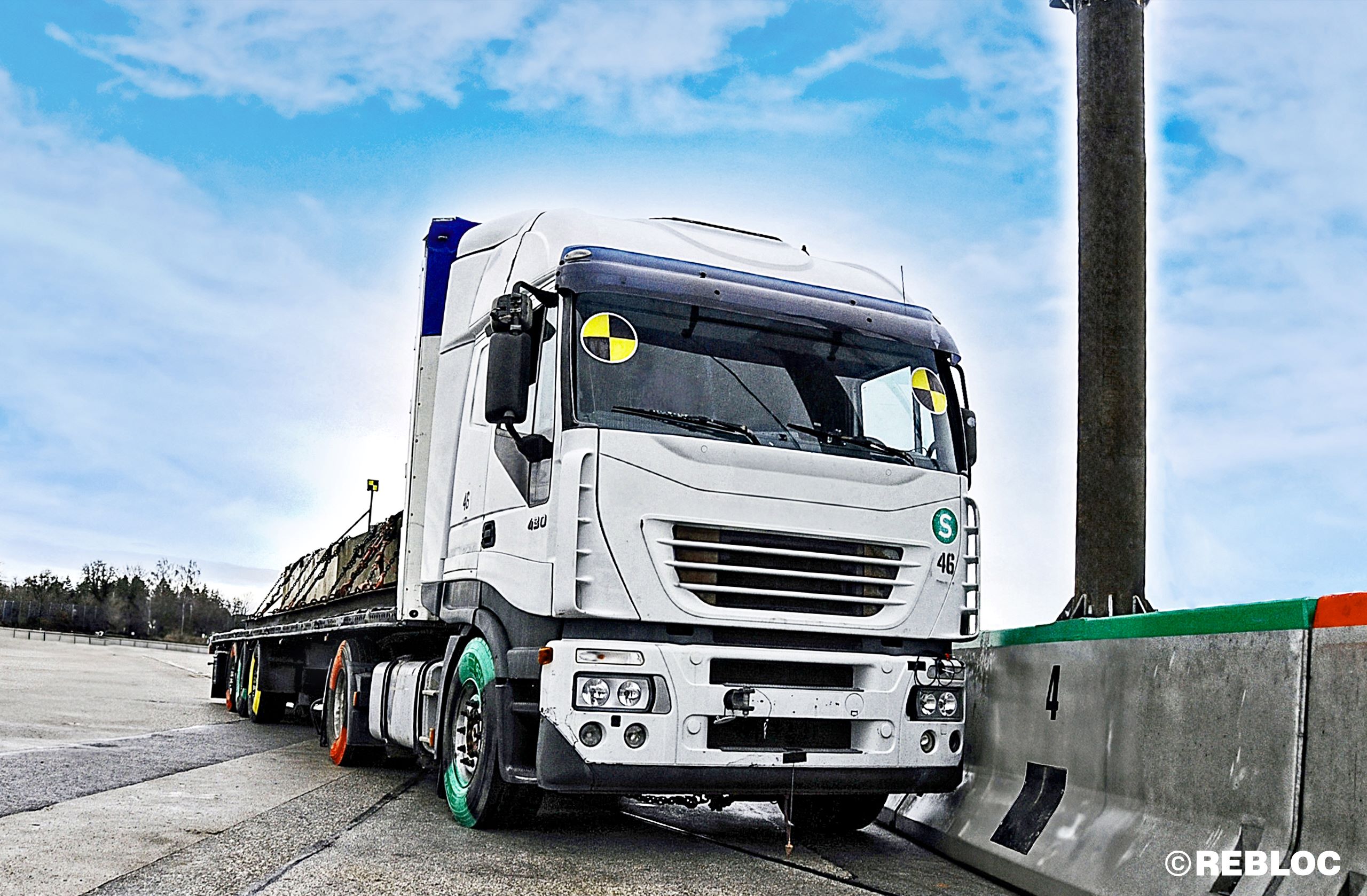 REBLOC’s integrated system provides a double-sided H4b safety barrier that acts as foundation for the base pole of the gantry system (image courtesy REBLOC)