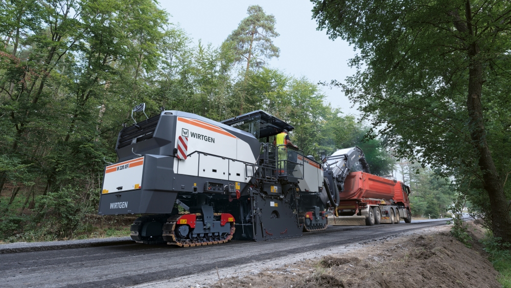 The W 220 XFi cold milling machine from Wirtgen offers high productivity and low specific carbon emissions in all applications